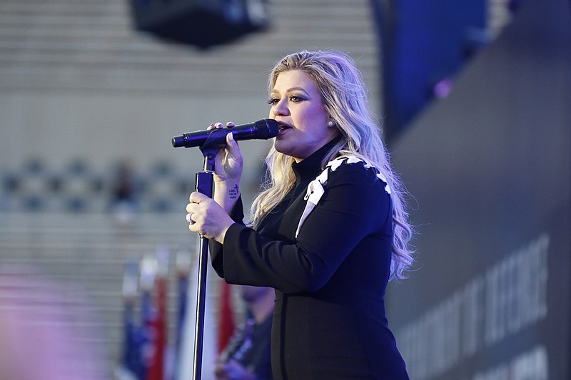 File:Kelly Clarkson 2018 DoD Warrior Games Opening Ceremony 10.jpg